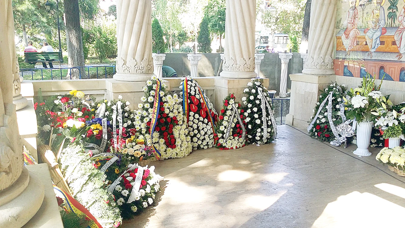 Zeci de coroane de la  politicieni şi oameni de  afaceri au umplut  pridvorul bisericii