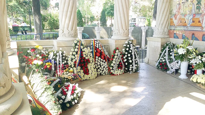 Zeci de coroane de la politicieni şi oameni de afaceri au umplut pridvorul bisericii