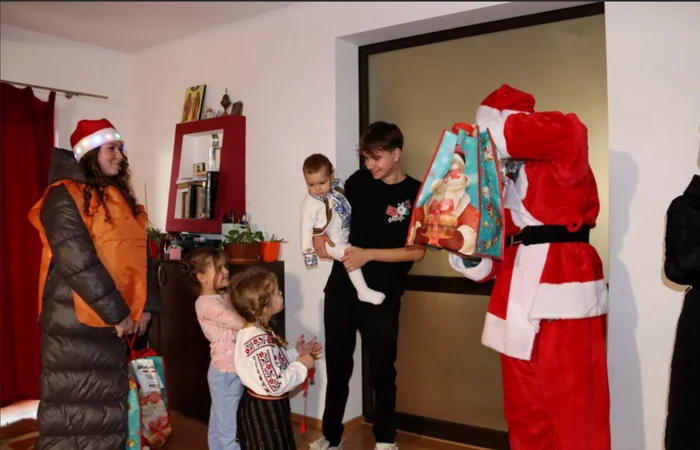 Și Moș Crăciun s-a emoționat în fața prichindeilor / FOTO: ziaruldeiasi.ro