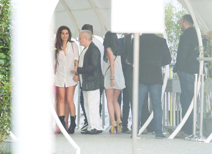 Miliardarul s-a distrat în club până dimineaţă cu o brunetă superbă, pe care a dus-o apoi la hotelFoto: Mihai Ionescu