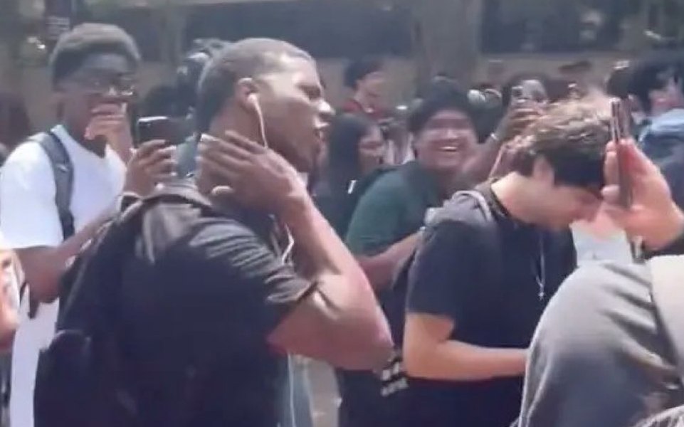 Student din Texas, exmatriculat după ce a fost filmat parodiind asasinarea lui Charlie Kirk