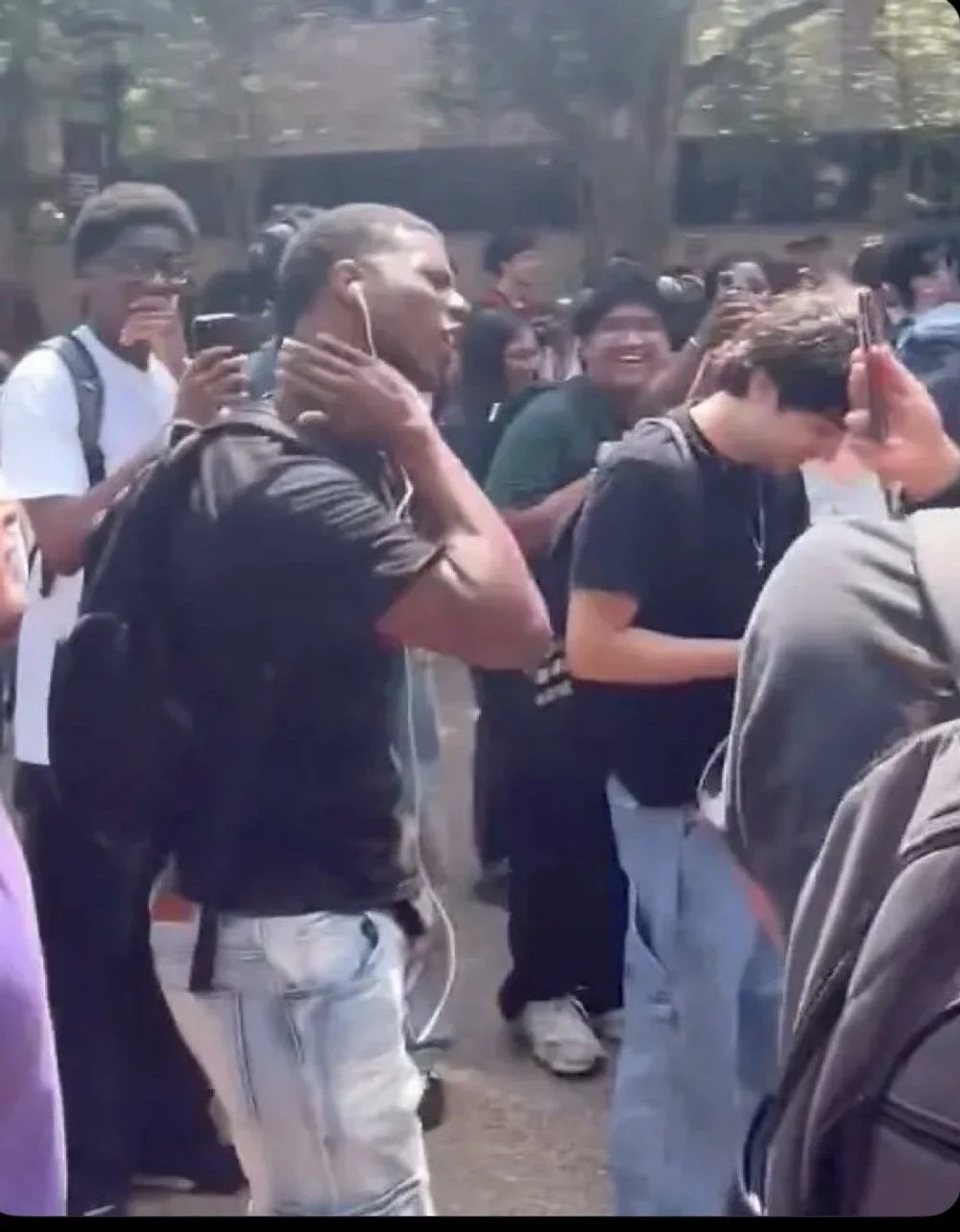 Student din Texas, exmatriculat după ce a fost filmat parodiind asasinarea lui Charlie Kirk