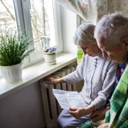 Batrani pensionari frig calorifer intretinere FOTO Shutterstock