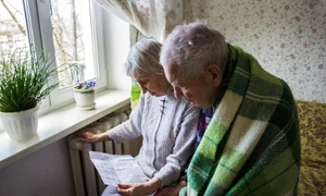 Batrani pensionari frig calorifer intretinere FOTO Shutterstock