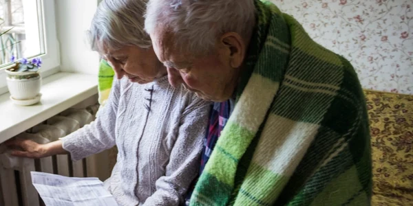 Batrani pensionari frig calorifer intretinere FOTO Shutterstock