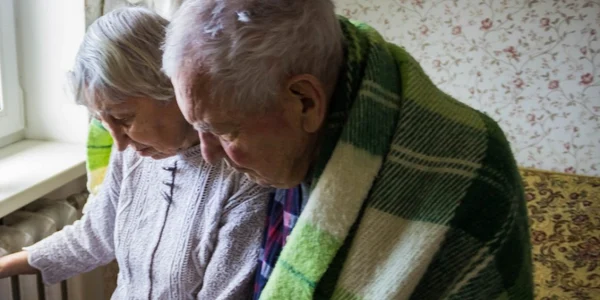 Batrani pensionari frig calorifer intretinere FOTO Shutterstock