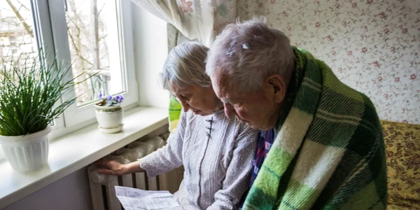 Batrani pensionari frig calorifer intretinere FOTO Shutterstock