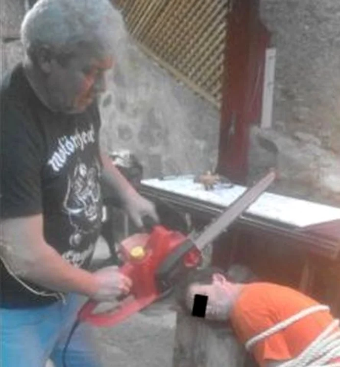 
    Simularea unei decapitări în stil ISISFoto: Facebook  