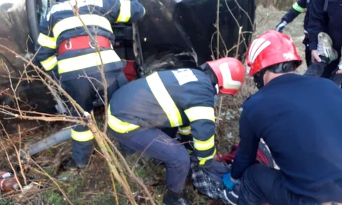 Maşina a intrat într o groapă precum e cea care se vede în faţa ei jpeg