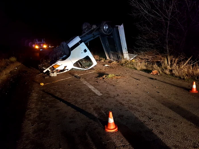Camioneta s-a răsturnat. FOTO ISU Teleorman