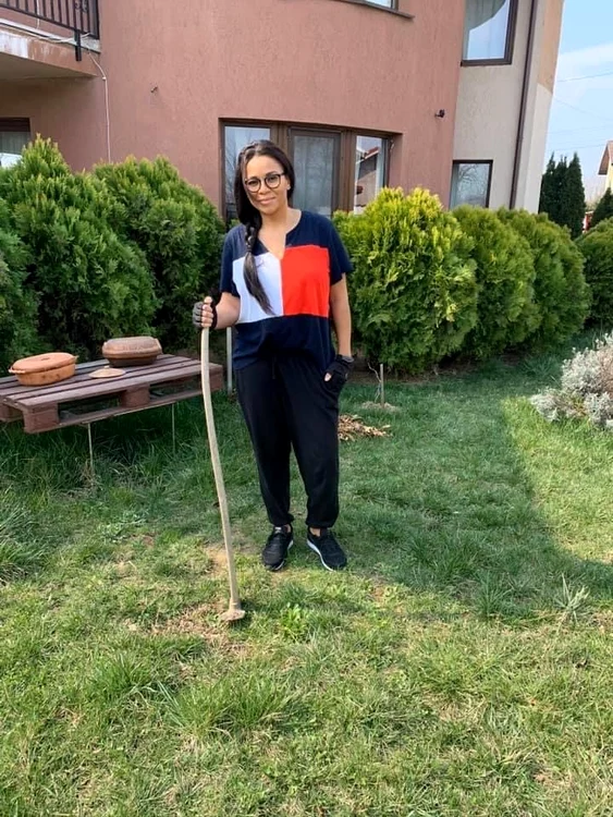 La 43 de ani, Nadine se simte și arată bine