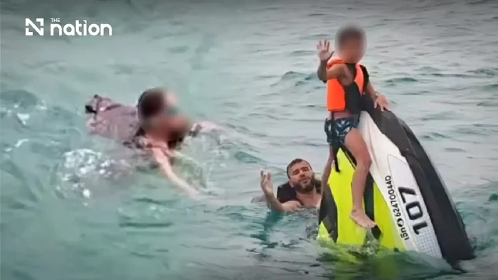 Momentul în care un tată și fiii săi sunt salvați din largul oceanului