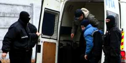 Suspecţii au fost duşi la instanţă foto arhivă