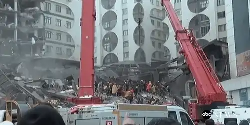 GIF clădiri prăbușite în Turcia