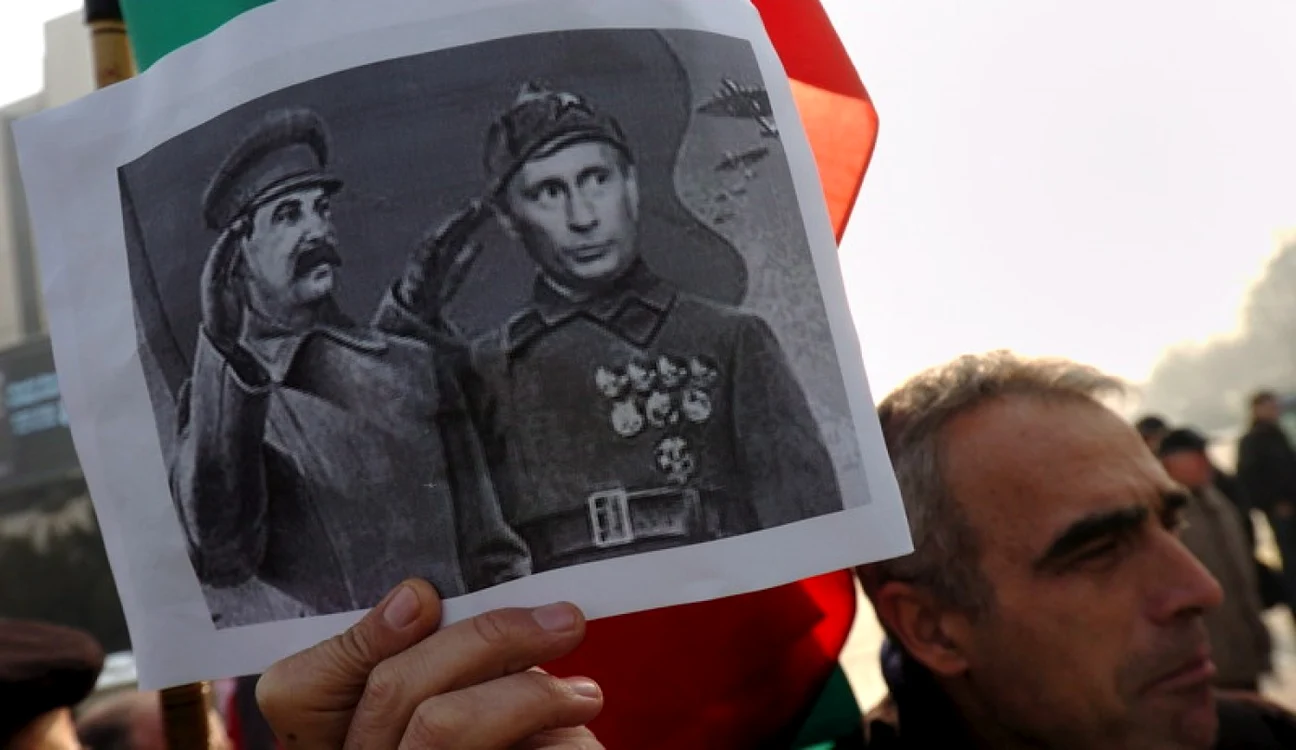 Pancartă cu Putin şi Stalin ridicată de un bărbat în semn de aluzie la afinitatea actualului lider de la Kremlin faţă de fostul dictator sovietic FOTO EPA-EFE