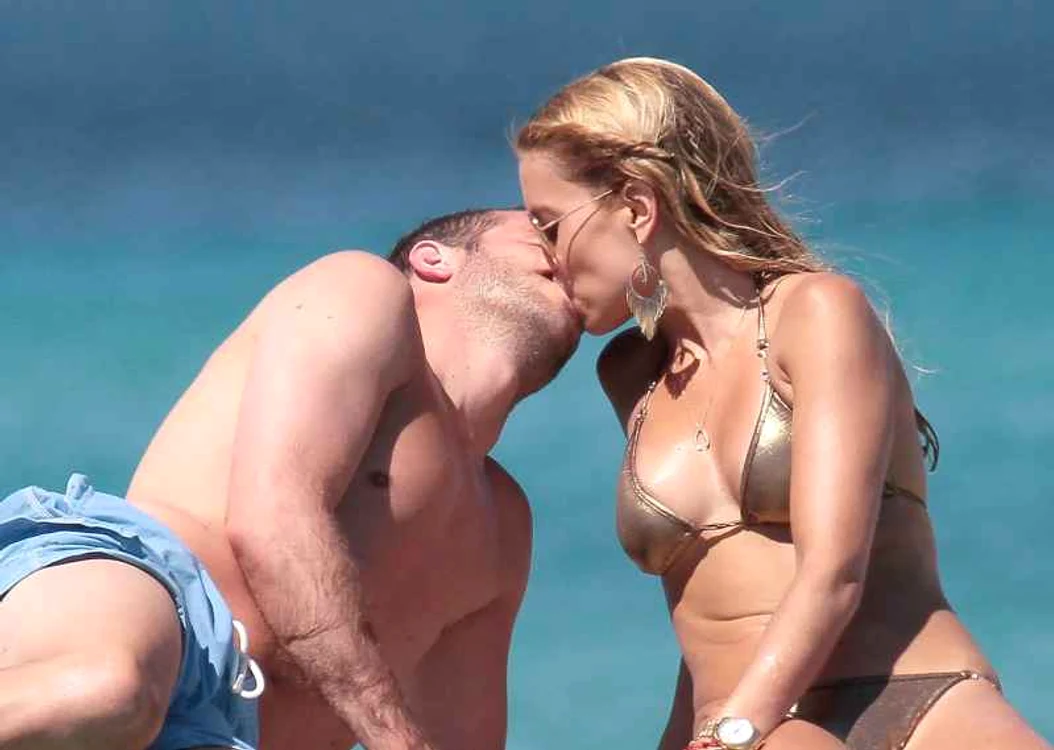 
    Rafael van der Vaart se reface după Euro alături de soţia sa, Sylvie. (Foto: Hepta)  