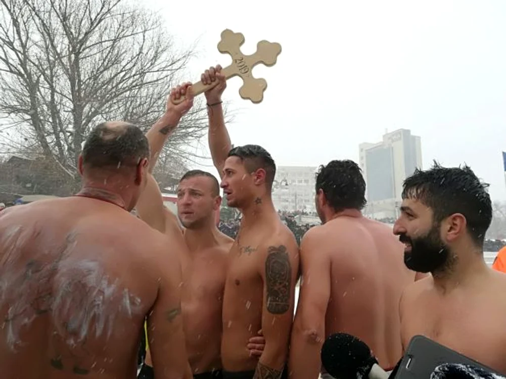 În 2019 crucea sfinţită a fost prinsă de un fotbalist din Iaşi FOTO Arhivă Adevărul
