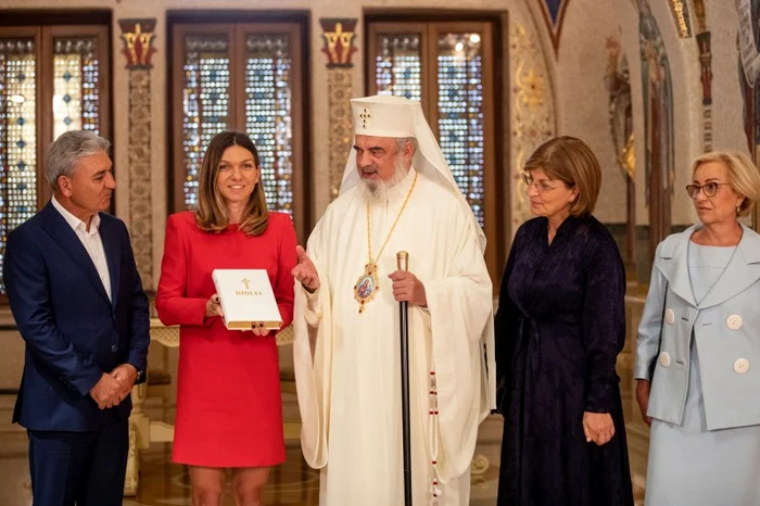 
    Simona Halep a primit Crucea Patriarhiei de la Preafericitul Patriarh DanielFoto: basilica.ro  