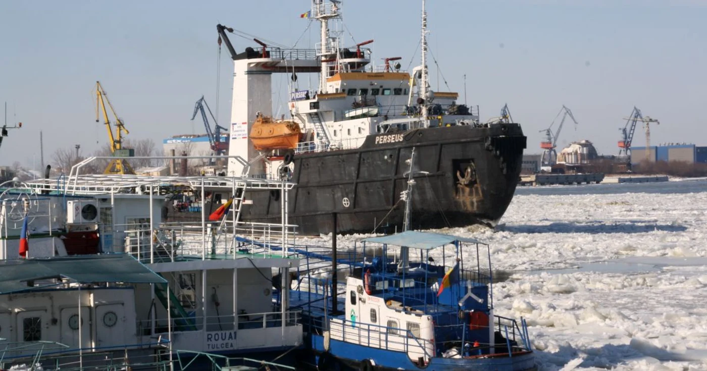 Nava salavatoare Perseus va fi ajutată de nava Vega la spartul gheţii de pe Dunărea Maritimă