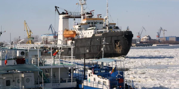 Nava salavatoare Perseus va fi ajutată de nava Vega la spartul gheţii de pe Dunărea Maritimă