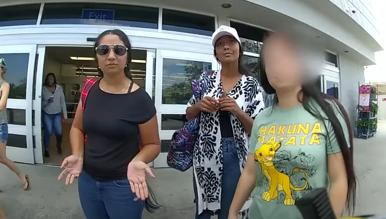 Trei tinere au fost prinse după ce au furat dintr-un magazin din SUA. Foto Captură video YouTube