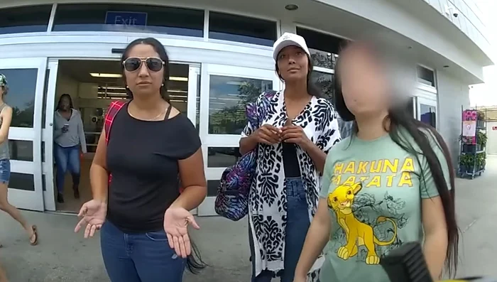 Trei tinere au fost prinse după ce au furat dintr-un magazin din SUA. Foto Captură video YouTube