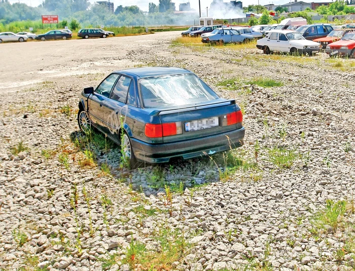 
    Autoturismul a fost  ridicat zilele trecute  de pe străzile din  cartierul Militari  