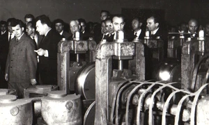 Aspect din timpul vizitei conducătorilor de partid şi de stat la Uzina Metalurgică Iaşi (© „Fototeca online a comunismului românesc”, cota: 95/1966)