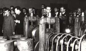 Aspect din timpul vizitei conducătorilor de partid şi de stat la Uzina Metalurgică Iaşi (© „Fototeca online a comunismului românesc”, cota: 95/1966)