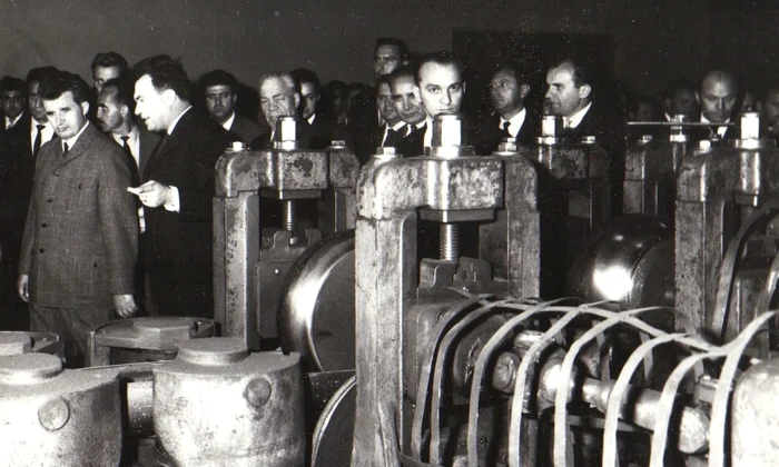 Aspect din timpul vizitei conducătorilor de partid şi de stat la Uzina Metalurgică Iaşi (© „Fototeca online a comunismului românesc”, cota: 95/1966)