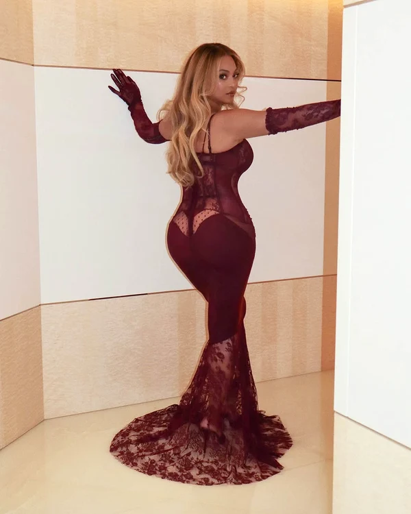 Beyoncé şi-a etalat posteriorul într-o rochie Dolce & Gabbana