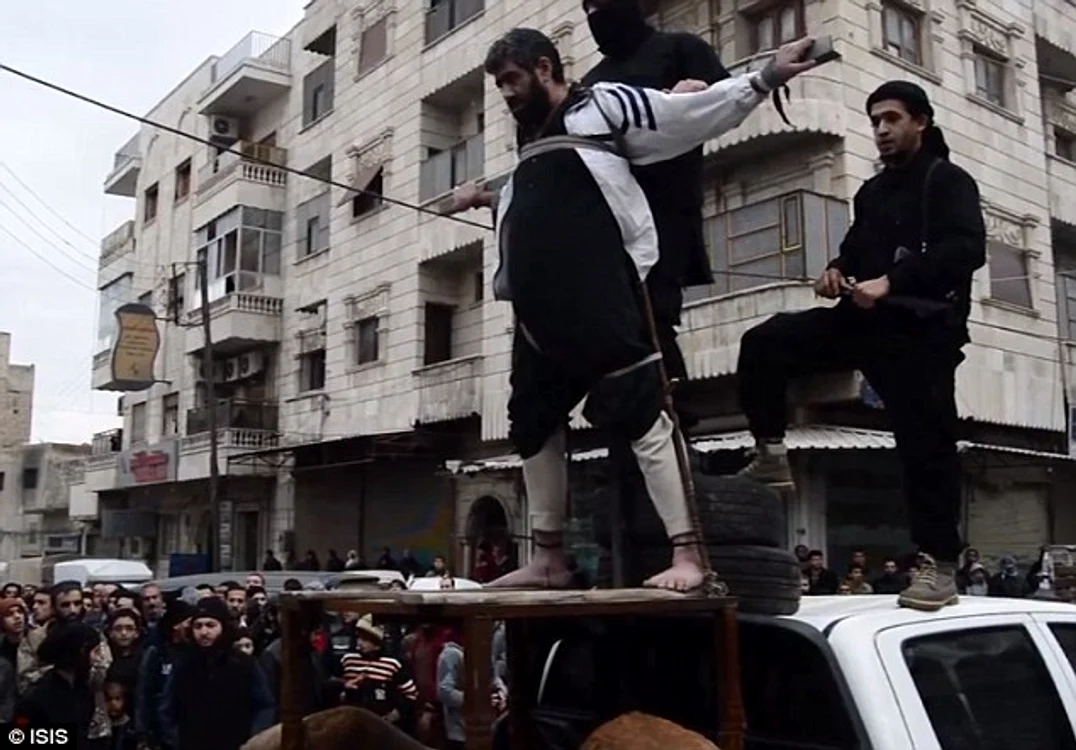 
    Se presupune că bărbatul a fost omorât în faţa mulţimii din faţa luiFoto: ISIS  