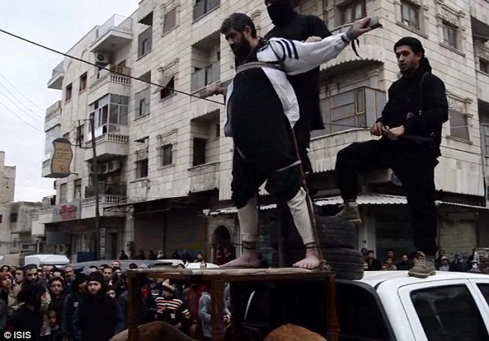 
    Se presupune că bărbatul a fost omorât în faţa mulţimii din faţa luiFoto: ISIS  