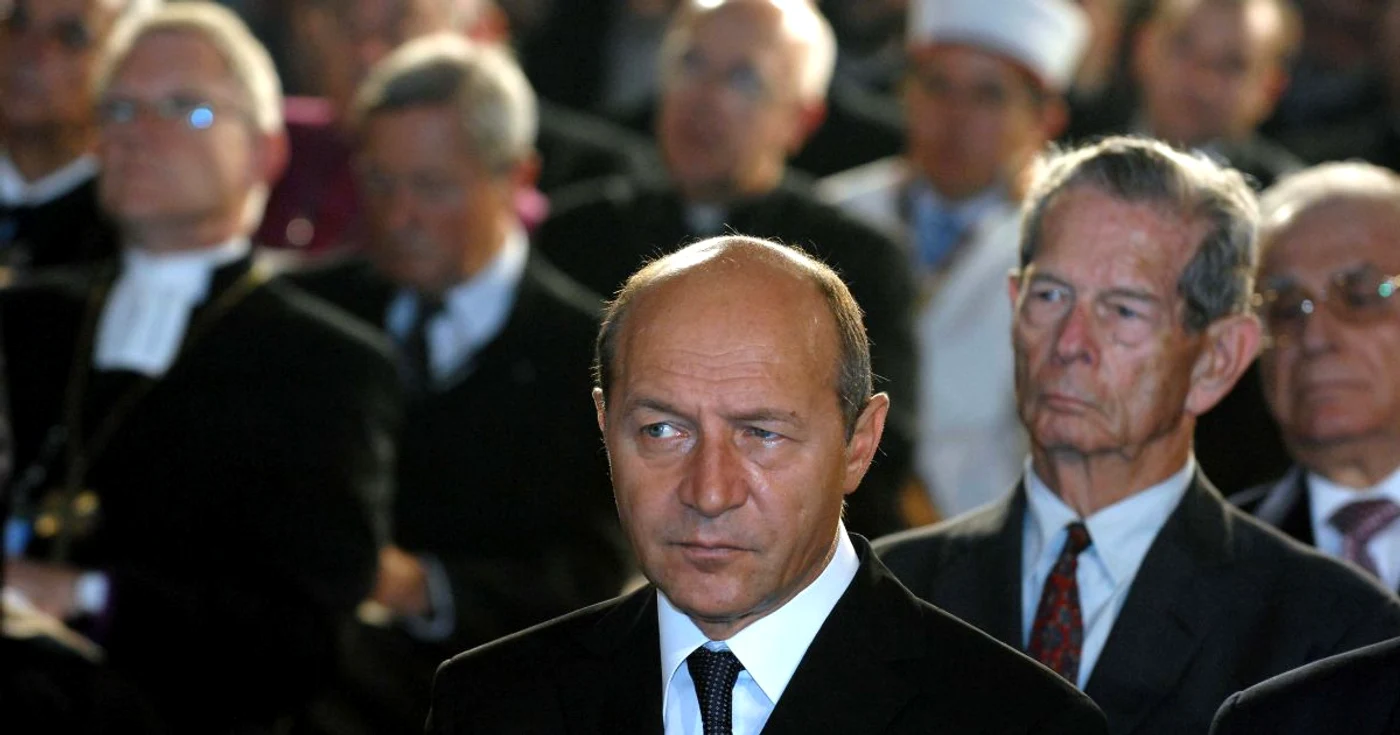 Traian B[sescu, alături de Regele Mihai FOTO Arhiva Adevărul