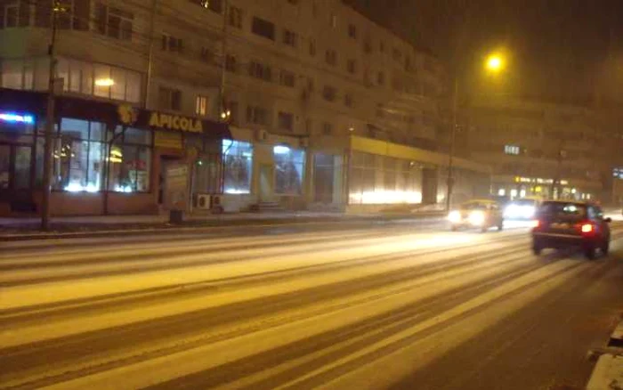 Străzile oraşului s-au acoperit de primul strat de zăpadă din acest an
