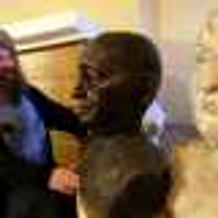 Ioan Chiş cu statuia lui Petre Ţuţea