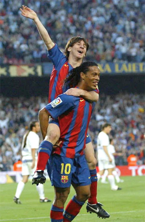 1 mai 2004: După primul gol în campionatul Spaniei, Messi i-a sărit în spate lui Ronaldinho