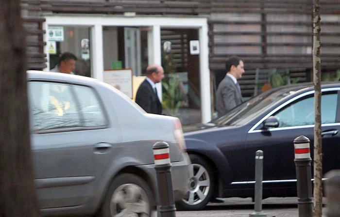 Băsescu la restaurant,  flancat de sepepişti