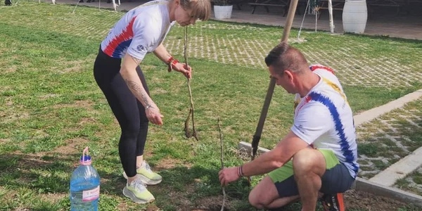Acţiune de plantare la Ferma Dacilor. FOTO Facebook
