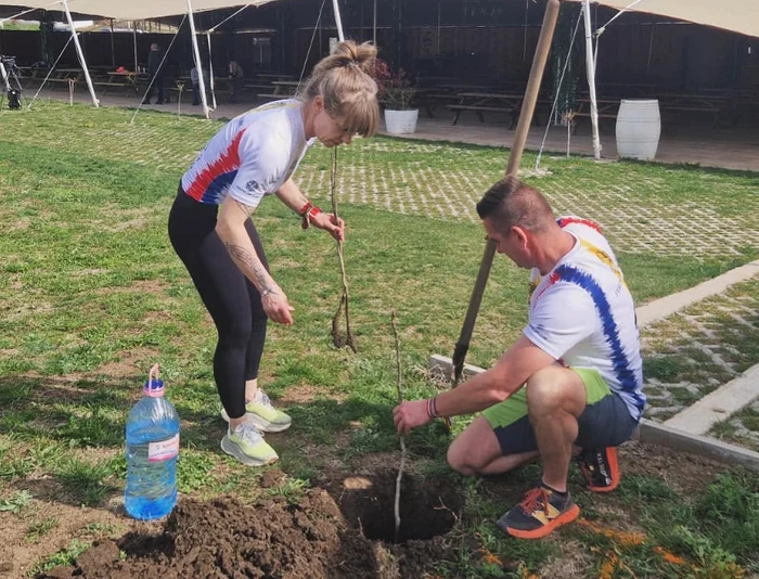 Acţiune de plantare la Ferma Dacilor. FOTO Facebook