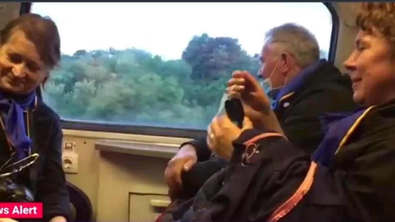 
    Călători într-un tren regio Brașov-București care nu poartă mască Foto: captură video Digi24  