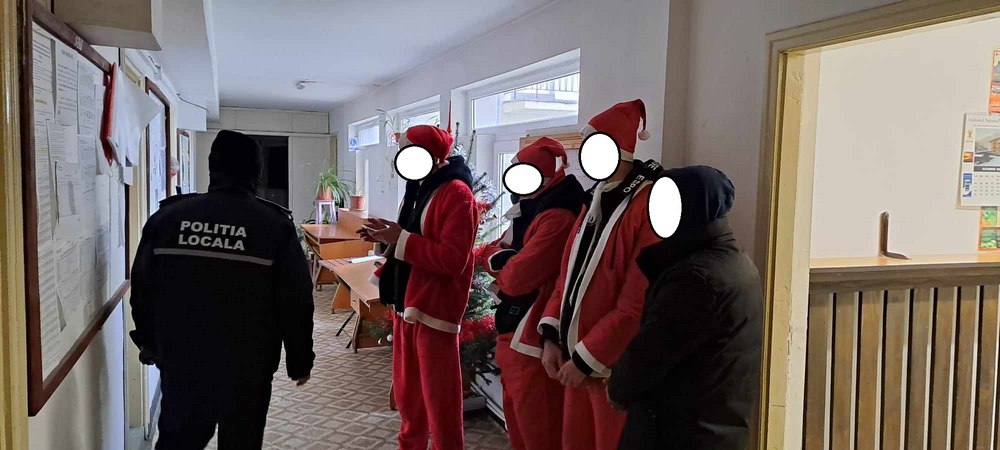 Câţiva vlăjgani au furat startul la colindat prin Piatra Neamţ. De ce au fost amendaţi de Poliţia Locală