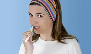 femeie se spala pe dinti shutterstock 2920608 jpeg