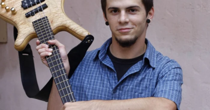 Sibiu: Sibianul Sebastian Valentin Bucerzan este încă elev, cântă  la bass şi vrea să ajunga pe scena din Astoria