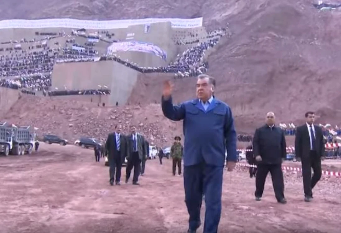 Preşedintele tadjik Emomali Rahmon, în prim-plan, sărbătorind cu fast ridicarea a 75 de metri din cei 335 ai barajului Rogun CAPTURA YouTube
