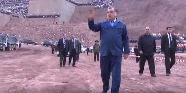 Emomali Rahmon inaugurand ridicarea a 75 de metri din cei 330 aui barajului Rogun CAPTURA YouTube
