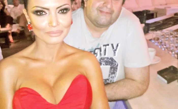 Andreea Mantea și-a etalat decolteul într -o rochie roșie ca focul