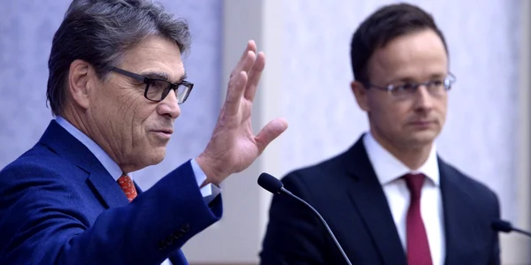 Secretarul american al Energiei Rick Perry primit la Budapesta de ministrul de Externe Peter Szijjarto FOTO EPA-EFE