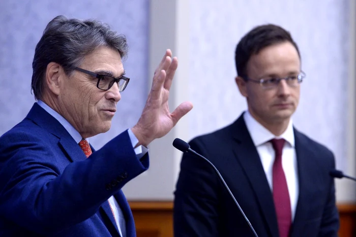 Secretarul american al Energiei Rick Perry (stânga) primit la Budapesta de ministrul de Externe Peter Szijjarto FOTO EPA-EFE