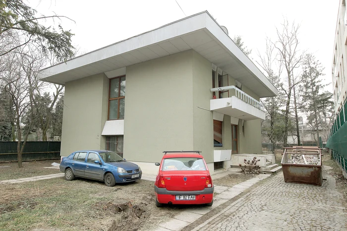 În curtea clădirii din str. Gogol în care trebuia să se mute Traian Băsescu, erau ieri doar mașinile muncitorilor care reparau imobilulFoto: Sever Gheorghe